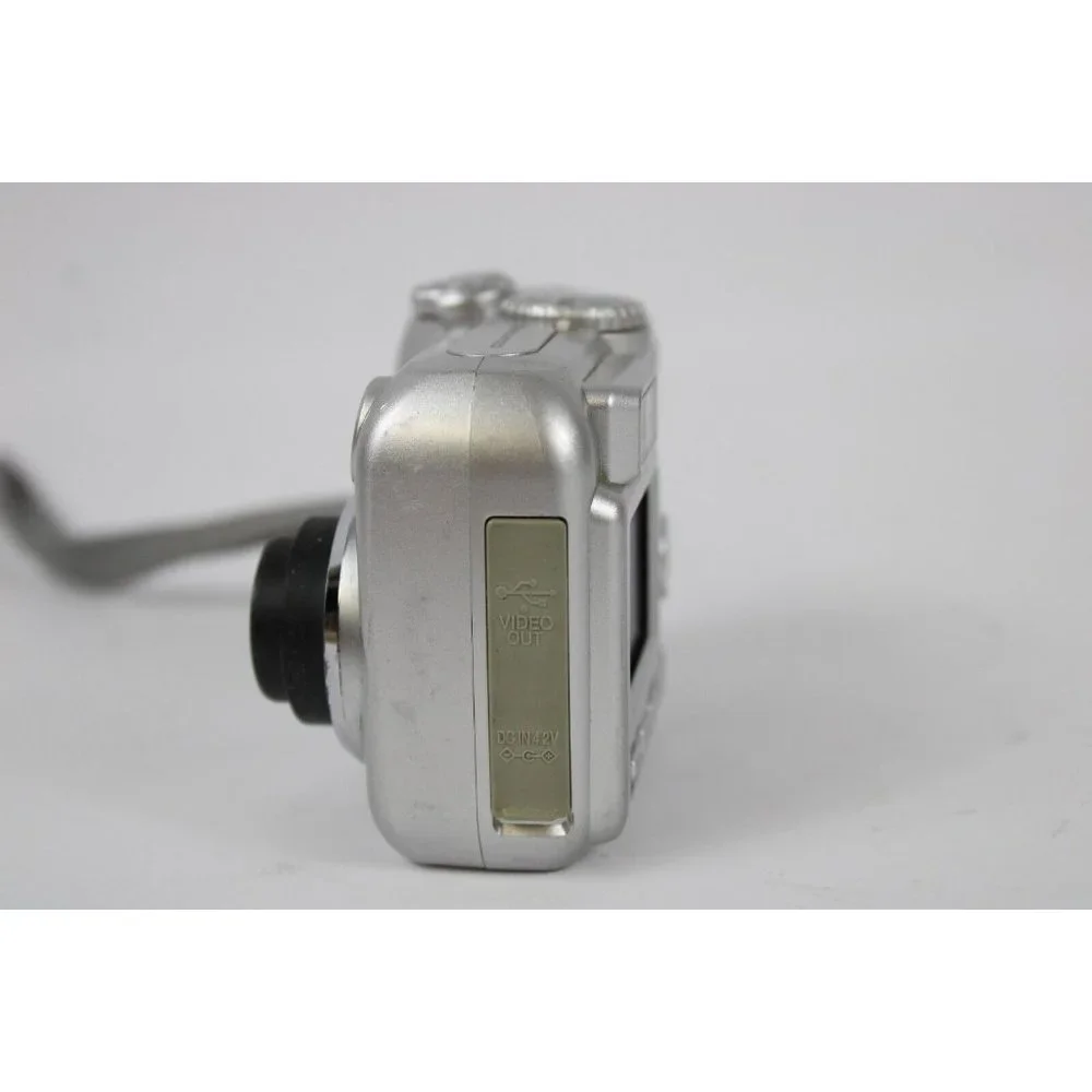 Nikon COOLPIX 2100 2.0MP Digital Camera Silver Retro Vintage Tested & Working